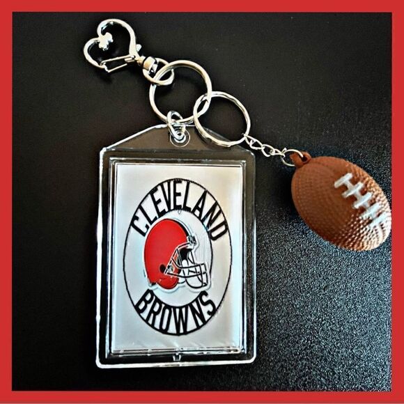 Cleveland Browns 🏈 Keychain includes Heart Shape Silver Medal Spring Clip. - Picture 1 of 6